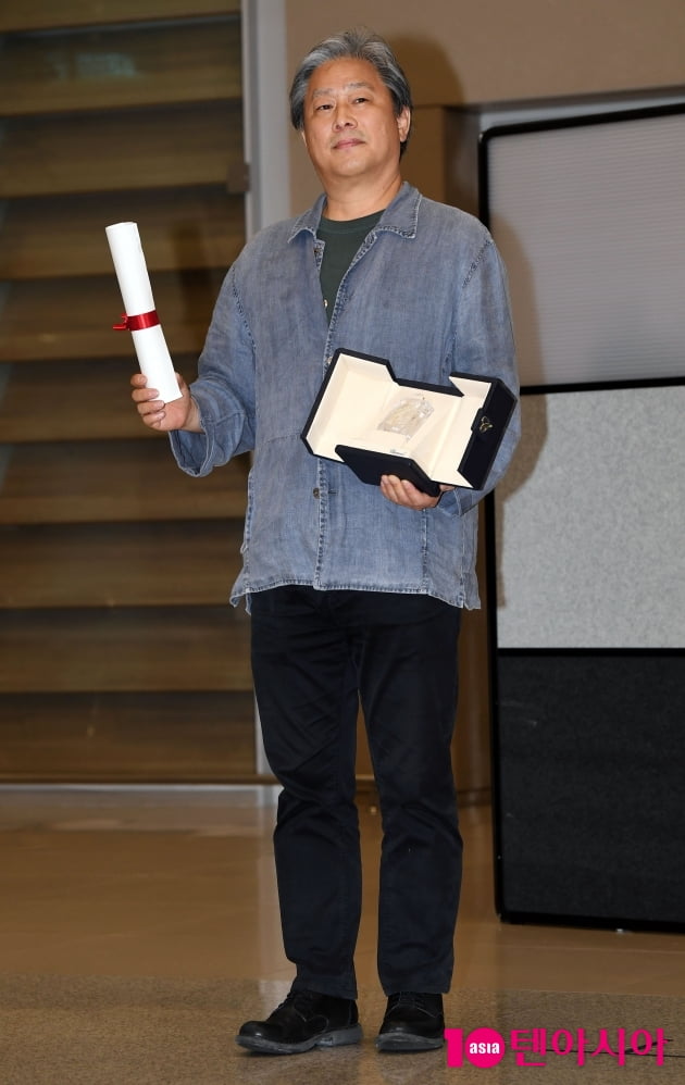 [TEN 포토] 박찬욱 감독 '칸국제영화제 감독상 트로피와 함께'