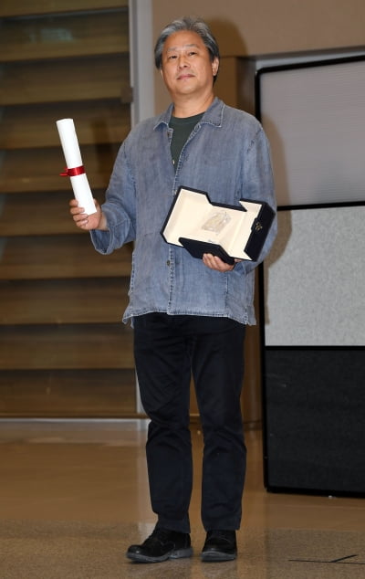 [TEN 포토] 박찬욱 감독 '칸국제영화제 감독상 트로피와 함께'
