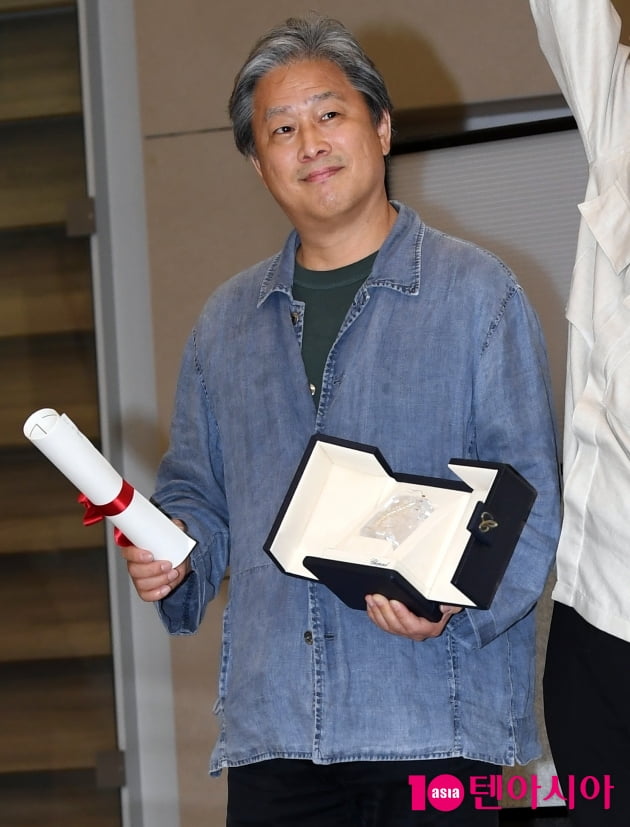 [TEN 포토] 박찬욱 감독 ' 칸 영화제 트로피 앞에서 꽃미소'