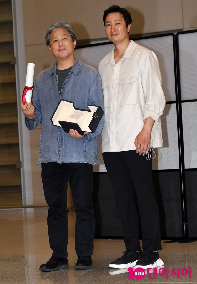 [TEN 포토] 박찬욱 감독-박해일 '영화 '헤어질결심'으로 감독상 수상'