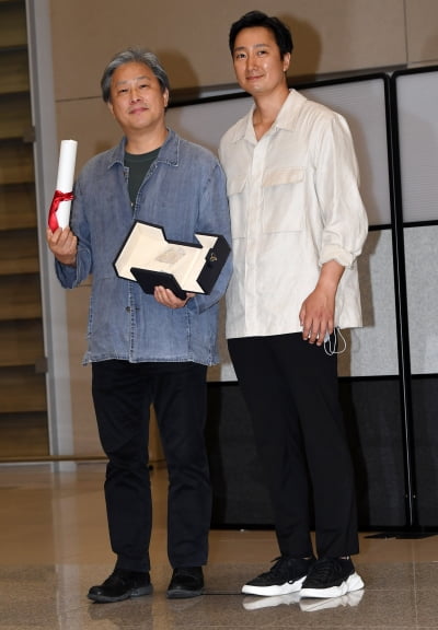 [TEN 포토] 박찬욱 감독-박해일 '영화 '헤어질결심'으로 감독상 수상'
