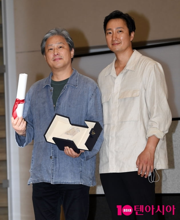 [TEN 포토] 박찬욱 감독-박해일 '칸 영화제 마치고 귀국'