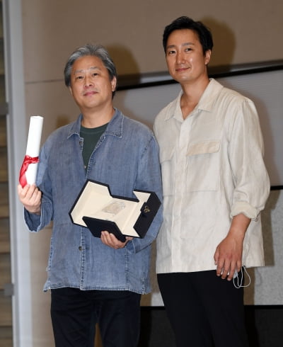 [TEN 포토] 박찬욱 감독-박해일 '칸 영화제 마치고 귀국'