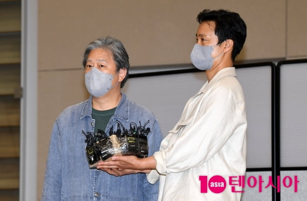 [TEN 포토] 박찬욱 감독-박해일 '칸 영화제 감독상 수상 인터뷰중'