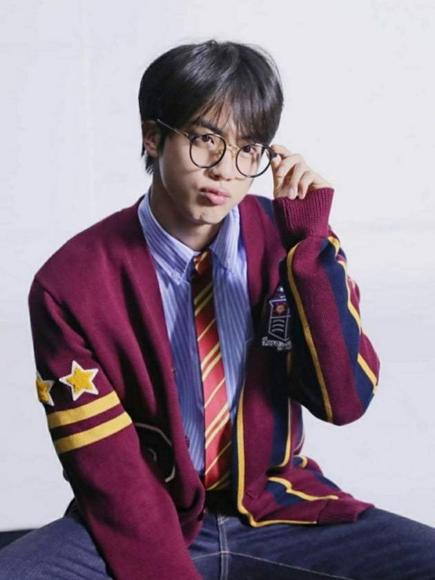 방탄소년단 진, ‘폴로 랄프로렌’ 광고에 잘어울리는 세련미있는 스타로 익디투표 1위