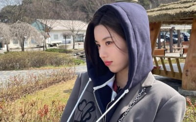 권은비, 후드끈 당기며 새초롬한 표정…감탄 나오는 천상계 비율[TEN★]