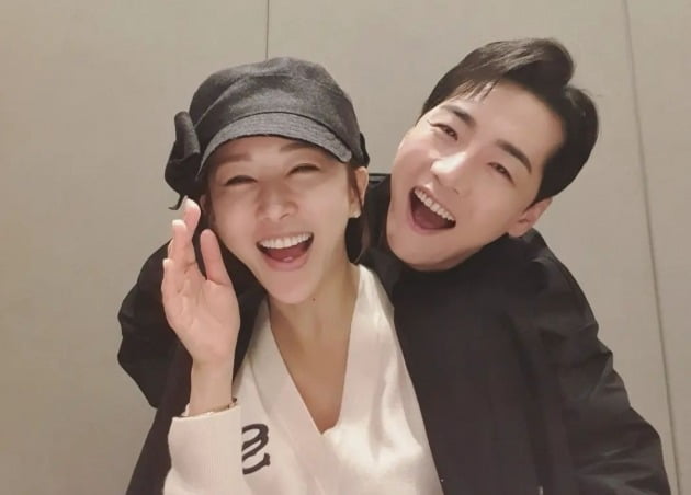 한영, '8살 연하' ♥박군과 함께 사는 신혼집 공개…인테리어도 센스 만점[TEN★]