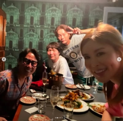 채리나, 90년대 스타들과 즐거운 저녁...윤종신,이혜영,뮤지 그녀석 등 자주만나[TEN★]