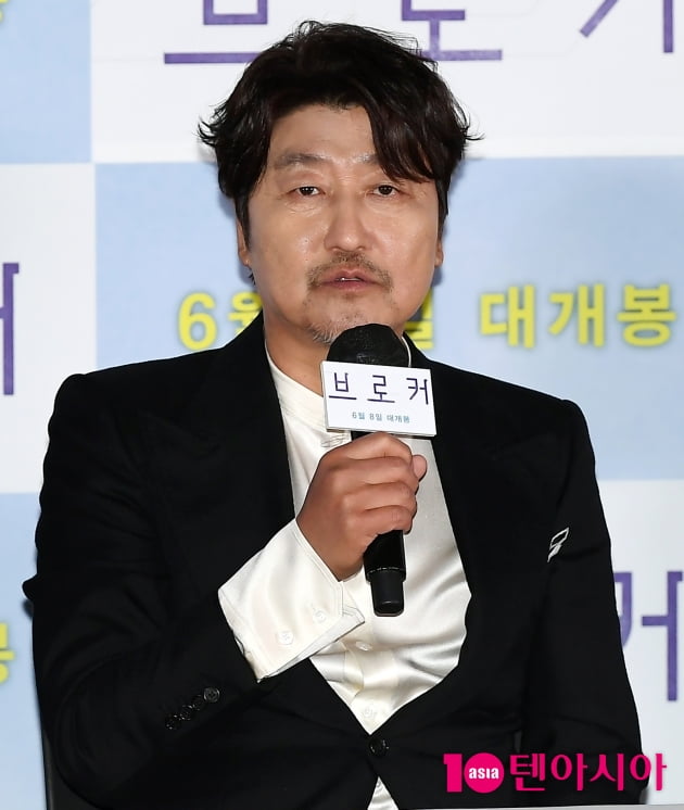 [TEN 포토] 송강호 '3년만에 영화관에서 인사드려요'