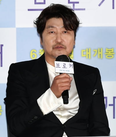 [TEN 포토] 송강호 '3년만에 영화관에서 인사드려요'
