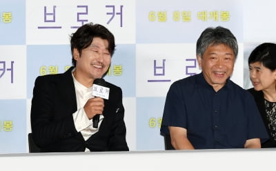 [TEN 포토] 고레에다 히로카즈 감독 '송강호 입담이 좋아요'