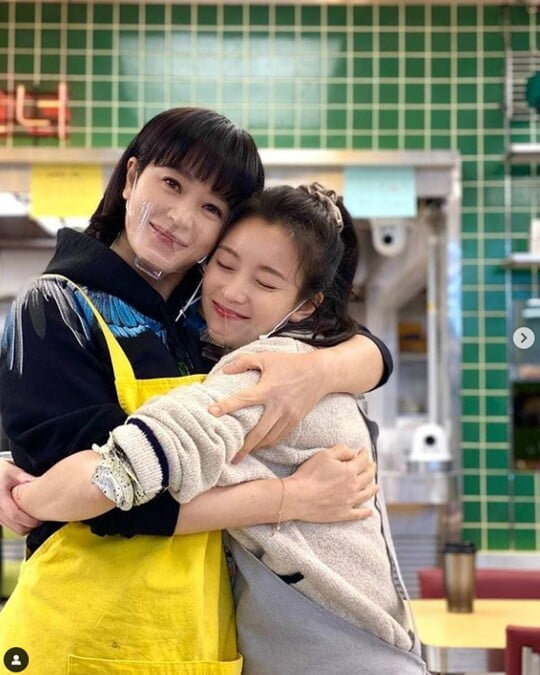 한효주, 김혜수 품에 안겼네…미모 절정 "선배님♥" [TEN★]