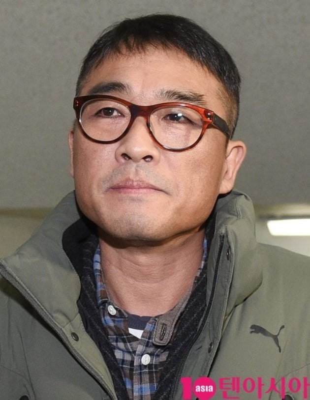 [TEN피플] '장지연과 이혼' 김건모, 52살 '미우새' 탈출→55살 '돌싱'…성폭행 의혹에도 굳건했던 사랑의 파국
