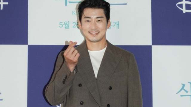 '先혼인신고→後결혼식' 윤계상, 12시간마다 바뀌는 얼굴 '넷플릭스 1위'[TEN스타필드]