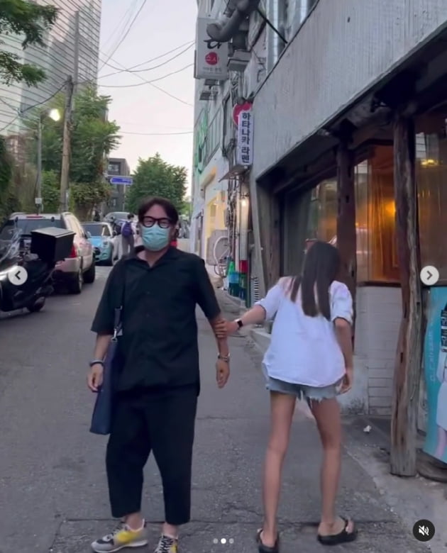 윤종신, 딸 라임 우월한 DNA...이태원 가족 나들이[TEN★]