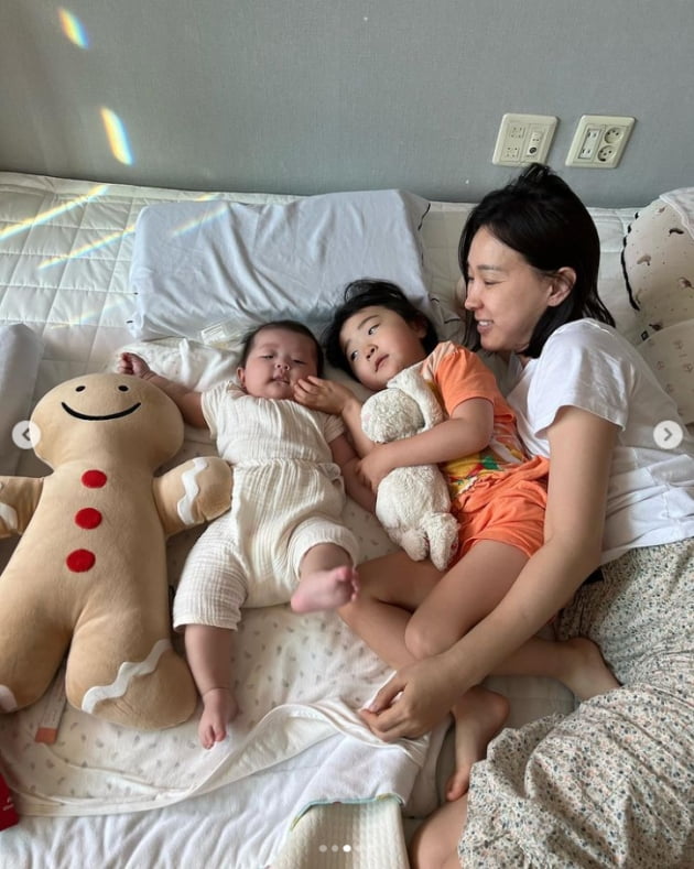 '문재완♥' 이지혜, 이 정도면 남편이 셋…'아빠 판박이' 두 딸과 맞는 아침 [TEN★]