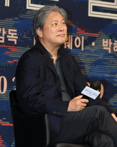 [TEN 포토] 박찬욱 감독 '음 고민중'