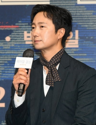 박해일 "미루고 미뤄온 형사 역할, 박찬욱 감독과는 잘 맞아"('헤어질 결심')