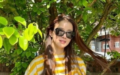 이시영, 노란색 줄무늬 셔츠·선글라스…'여배우 미모' 과시 [TEN★]