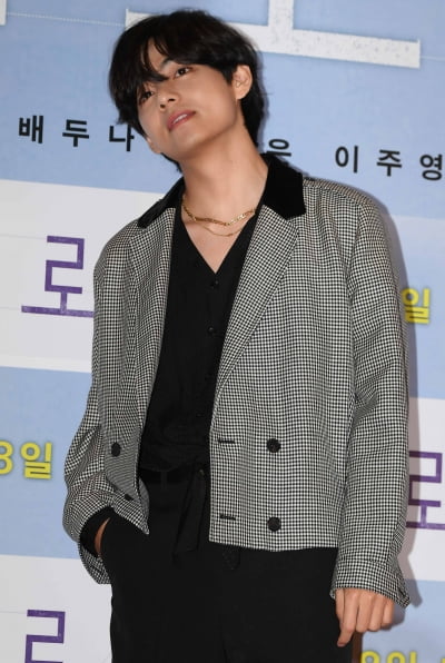 [TEN 포토] 방탄소년단 뷔 '각도 무시하는 우주 최강 미남'
