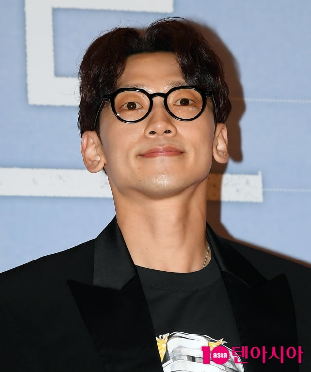 [TEN 포토] 비 '빛나는 피부'