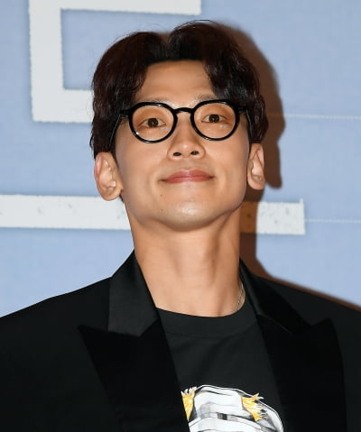 [TEN 포토] 비 '빛나는 피부'