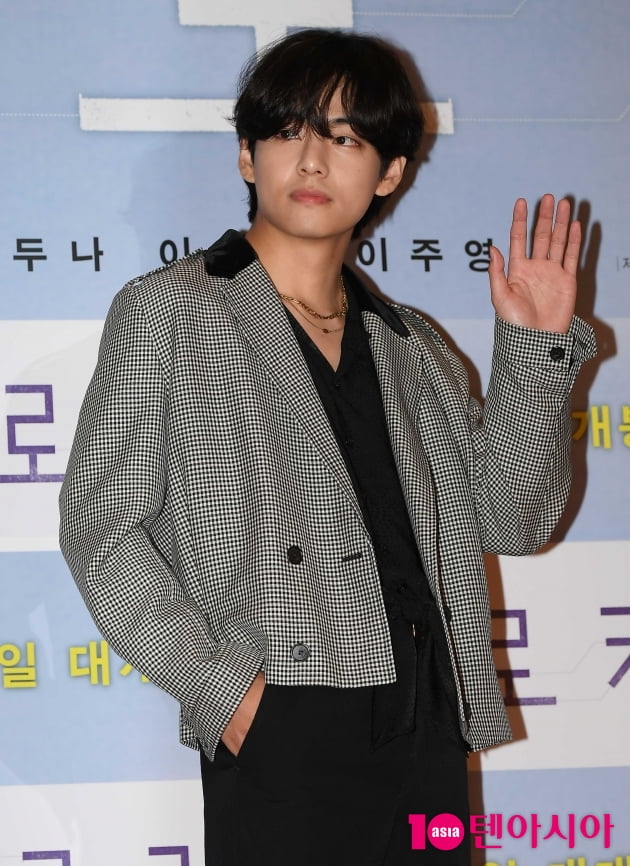 [TEN 포토] BTS 뷔 '스윗한 손인사'