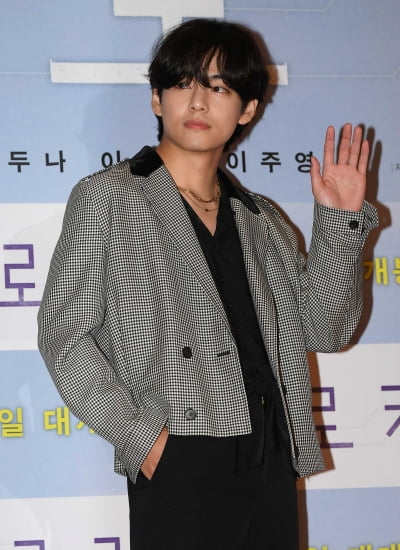 [TEN 포토] BTS 뷔 '스윗한 손인사'