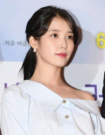 [TEN 포토] 아이유 '극장을 밝히는 미모'