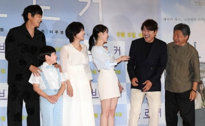 [TEN 포토] 영화 '브로커' 화기애애 분위기