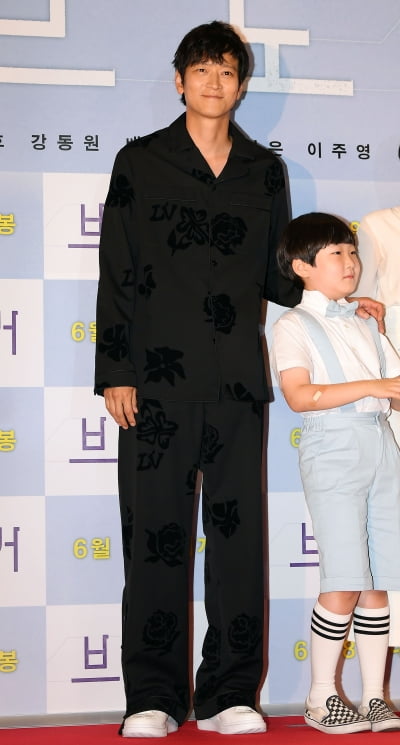 [TEN 포토] 강동원 '어마어마한 비율'