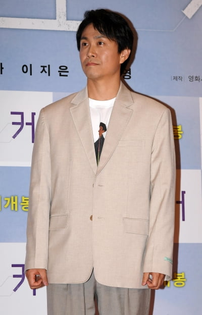 [TEN 포토] 오정세 '오늘은 브로커 만나는날'
