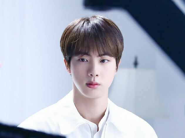 방탄소년단 진, 'Yours'와 '슈퍼 참치' 빌보드 핫 트렌딩 송즈 최장기간 차트인..한국 솔로 최초