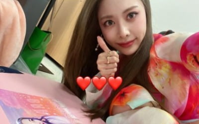 '브브걸' 은지, 팬 사랑도 남달라…포스터 앞에서 '따봉'[TEN★]