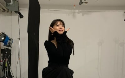 천우희, '올블랙 패션'으로 드러낸 세련美…'꽃받침' 포즈 [TEN★]