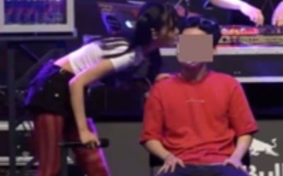 비비, 허벅지 터치·볼 뽀뽀...'성 상품화' 공연의 낯뜨거움[TEN스타필드]