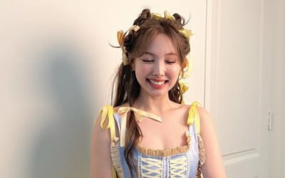트와이스 나연, 팅커벨이 살아 돌아왔나봐…보드도 명품 L사[TEN★]