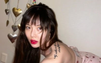 '던♥' 현아, 파격 노출…아찔 슬립 자태에 쇄골 타투 '눈길' [TEN★]