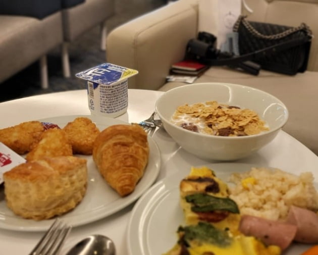 이지훈, ♥아야네와 이제 해외 여행? 출국 전 라운지 싹쓸이 "설렘 설렘"[TEN★]