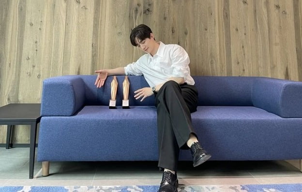 이준호, 이름 새겨진 백상 '2관왕' 트로피 인증…일상이 화보[TEN★]
