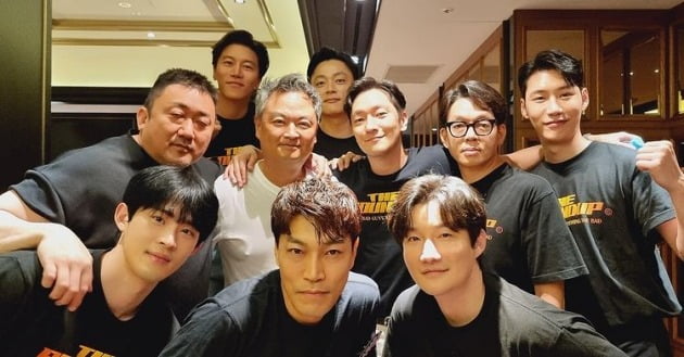 '범죄도시' 감독, 마동석→손석구와 찰칵 "900만 '범죄도시2', 형 싸대기 날리네요"[TEN★]