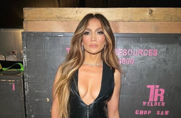 제니퍼 로페즈, 53세 맞아? 라인 확 드러난 파격 노출에도 퀸이네[TEN★]