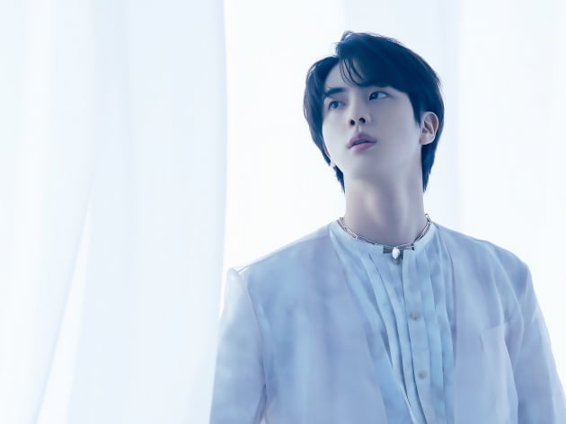 방탄소년단 진, 냉미남과 온미남의 상반된 매력을 뿜어낸 '화보장인'