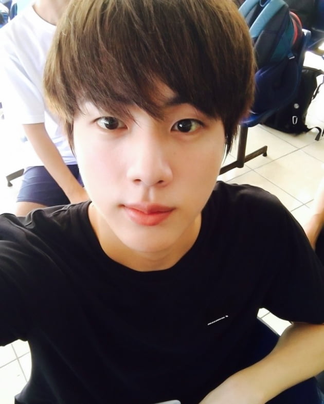 방탄소년단 진 투명 메이크업이 잘 받는 뽀얀 우윳빛 피부를 가진 스타 1위