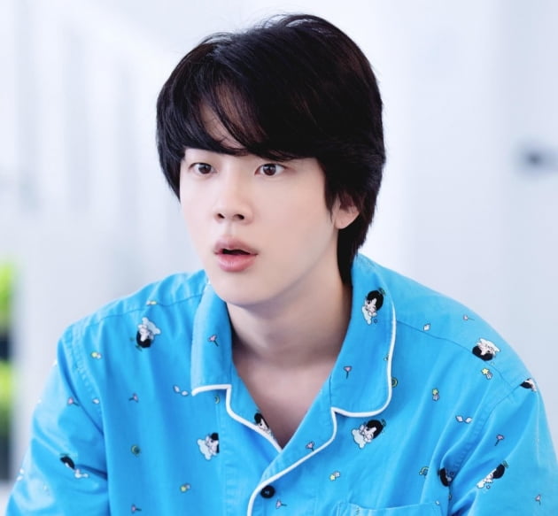 방탄소년단 진 투명 메이크업이 잘 받는 뽀얀 우윳빛 피부를 가진 스타 1위