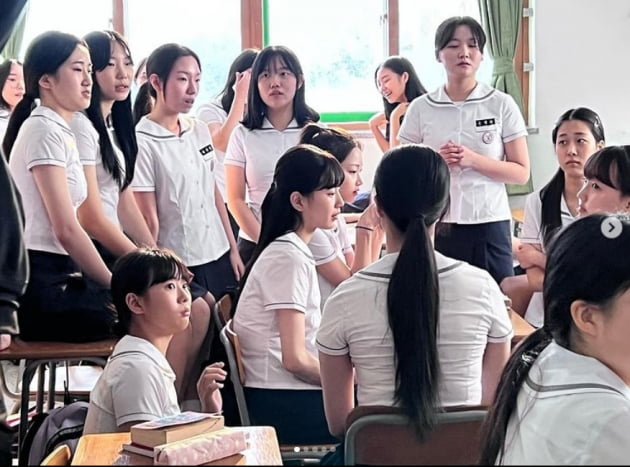 수지, 빛나는 여고생...이동휘 "최고의 기대작"[TEN★]