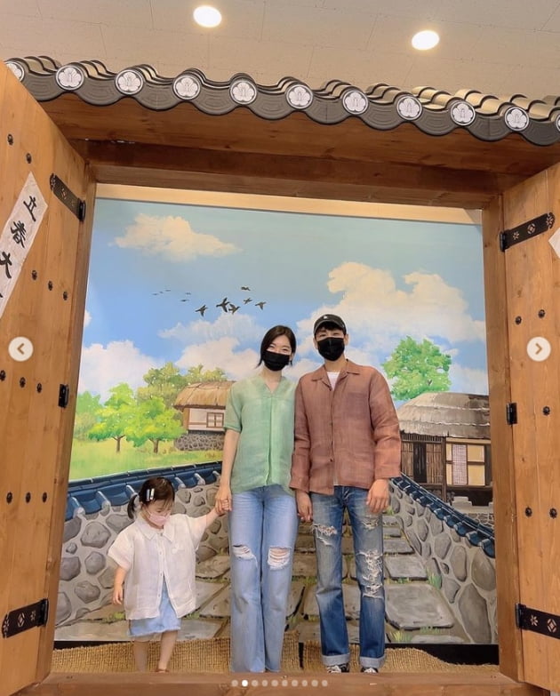 윤남기♥이다은, 가족 커플룩 입고 여유로운 일상...행복한 가족[TEN★]