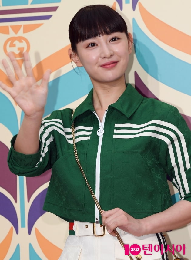 [TEN 포토] 김지원 '손 흔드는 인형'
