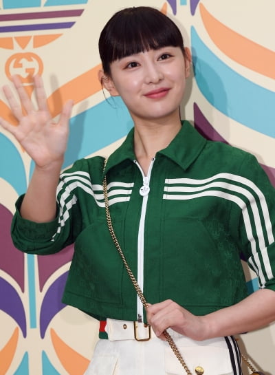 [TEN 포토] 김지원 '손 흔드는 인형'