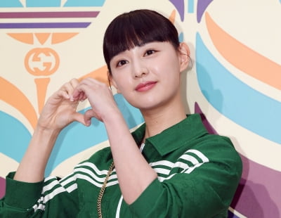 [TEN 포토] 김지원 '러블리 하트'
